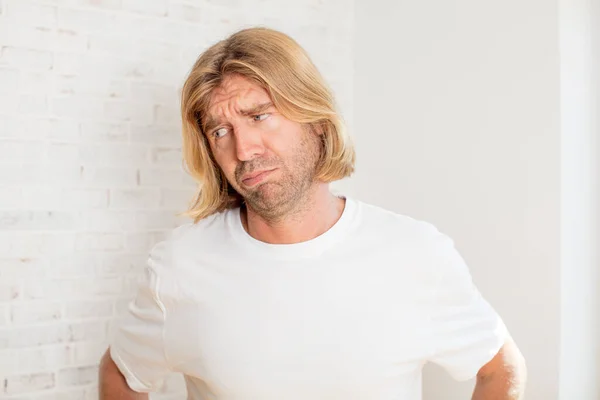 Ung Blond Vuxen Man Känner Sig Ledsen Och Stressad Upprörd — Stockfoto