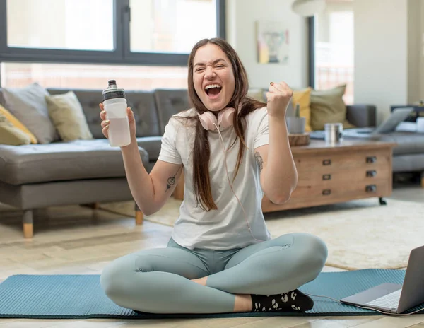Giovane Bella Donna Sentirsi Scioccato Ridendo Celebrando Successo Concetto Yoga — Foto Stock