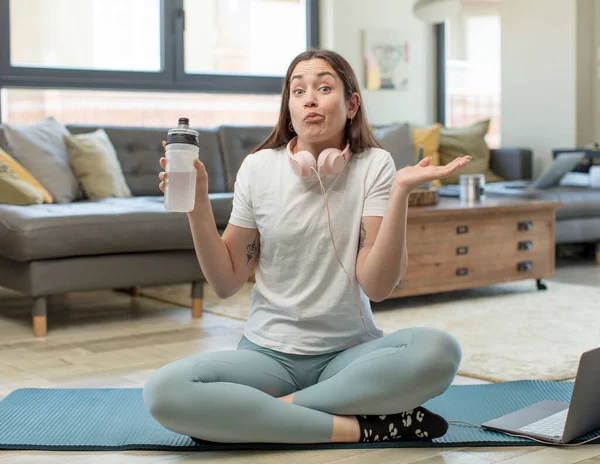 Young Pretty Woman Shrugging Feeling Confused Uncertain Yoga Concept — Stock Photo, Image