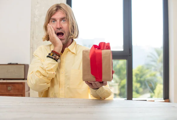 Young Adult Caucasian Man Feeling Happy Astonished Something Unbelievable Gift — Stock Photo, Image