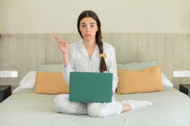 Genç bir model şans dilemek için şans diliyor. dinlenme ve gecelik konsepti