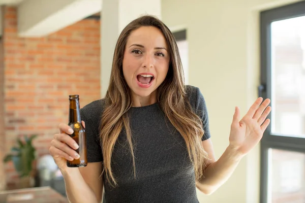 信じられないほどの幸せと驚きを感じるかなりの女性 ビール瓶 — ストック写真