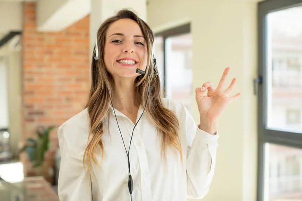 Pretty Woman Feeling Happy Showing Approval Okay Gesture Telemarketer Concept — Stock Photo, Image