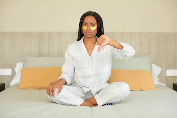 Siyah Afro Kadın Kızgın Baş Parmağını Kaldırıyor Dinlenme Gecelik Konsepti — Stok fotoğraf