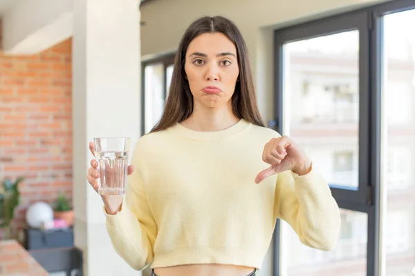 Ganska Ung Modell Känsla Kors Visar Tummen Ner Vatten Glas — Stockfoto