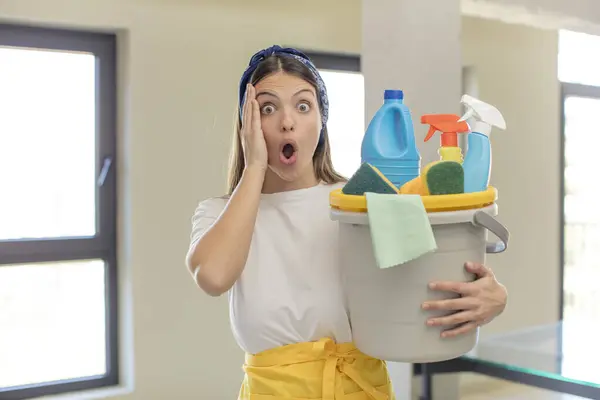 Young Pretty Woman Feeling Extremely Shocked Surprised Clean Products Housekeeping — Stock Photo, Image
