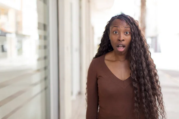 Afro Bastante Negro Mujer Buscando Muy Sorprendido Sorprendido Mirando Con — Foto de Stock