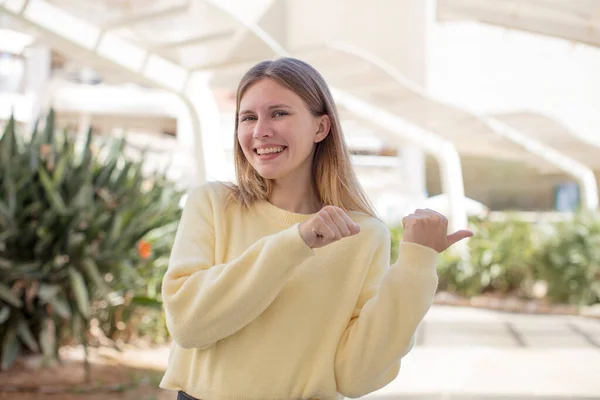Bonita Mujer Joven Sonriendo Alegre Casualmente Apuntando Copiar Espacio Lado — Foto de Stock