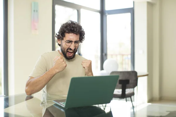 Jong Volwassen Bebaarde Man Met Een Laptop Schreeuwen Agressief Met — Stockfoto