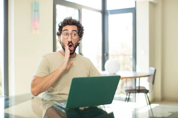 Dizüstü Bilgisayarı Olan Genç Sakallı Bir Adam Ağzı Açık Şok — Stok fotoğraf