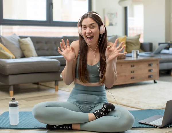 Giovane Donna Adulta Che Pratica Yoga Cercando Felice Eccitato Scioccato — Foto Stock