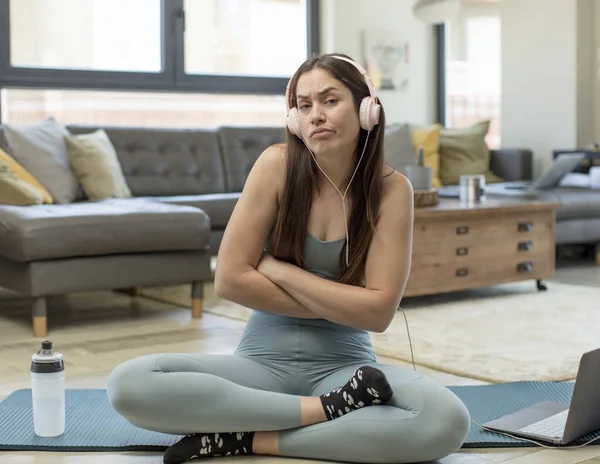Giovane Donna Adulta Che Pratica Yoga Sente Dispiaciuto Deluso Guardando — Foto Stock