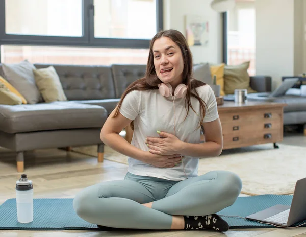 Jeune Femme Adulte Pratiquant Yoga Avec Une Expression Dingue Folle — Photo