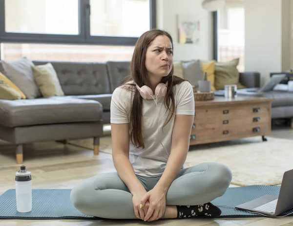 Giovane Donna Adulta Praticare Yoga Chiedendo Pensare Pensieri Idee Felici — Foto Stock