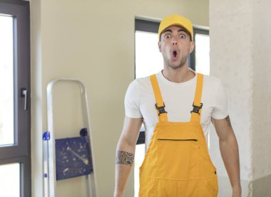 Genç ve yakışıklı bir adam şok olmuş ve şaşırmış hissediyor. Becerikli adam kavramı