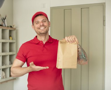 Neşeli bir şekilde gülümsemek, mutlu olmak ve bir konsept göstermek. teslimat paket servis kavramı