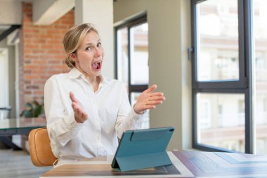 Mutlu bir şekilde gülümsemek ve bir konsept sunmak veya göstermek. İş kadını kavramı