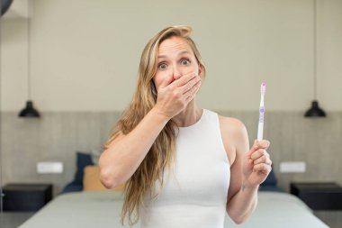 Ağzını eliyle kapatmış ve şok olmuş ya da şaşırmış bir ifade. diş fırçası kavramı