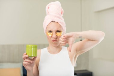 Çapraz hissetmek, baş parmakları aşağı göstermek. güzellik tedavi kavramı