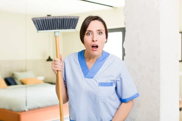 Young Pretty Woman Looking Very Shocked Surprised Housekeeper Concept — Fotografia de Stock