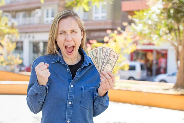 Kızgın Sinirli Hayal Kırıklığına Uğramış Görünüyor Dolar Banknotları Konsepti — Stok fotoğraf