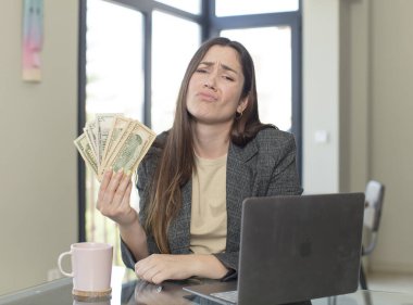 Genç, güzel bir kadın üzgün ve mızmızlanıyor. Mutsuz bir bakışı var ve ağlıyor. Bağımsız kavram