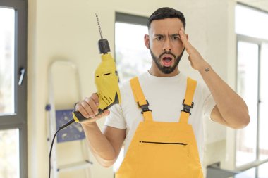 Arap yakışıklı Arap adam mutlu, şaşkın ve şaşırmış görünüyor. Becerikli adam kavramı