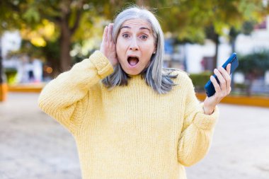 Güzel bir son sınıf öğrencisi akıllı bir telefonla şok geçirir ve şaşırır.