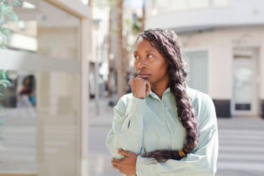 Afro güzel siyah kadın üzgün ve stresli hissediyor, kötü bir sürpriz yüzünden üzgün, olumsuz, endişeli bir bakışla