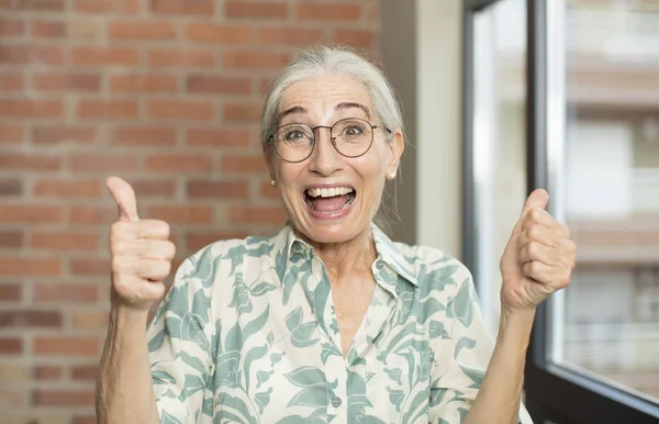 Senior Pretty Woman Smiling Joyfully Looking Happy Feeling Carefree Positive — Stock Photo, Image