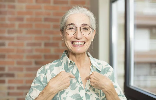 Senior Vacker Kvinna Känner Sig Glad Förvånad Och Stolt Pekar — Stockfoto