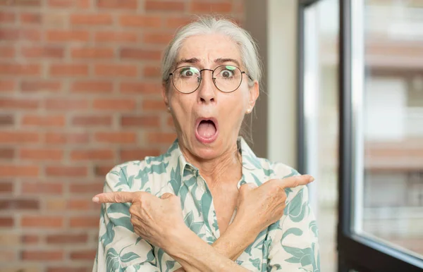 Senior Ładna Kobieta Patrząc Zmieszany Zdezorientowany Niepewny Wskazując Przeciwnych Kierunkach — Zdjęcie stockowe