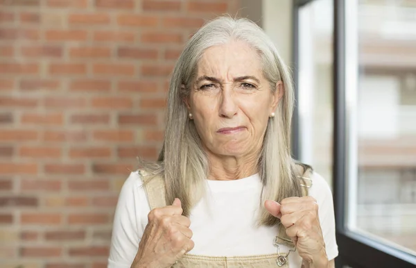 Старшая Красивая Женщина Выглядит Уверенно Сердитый Сильный Агрессивный Кулаками Готовы — стоковое фото