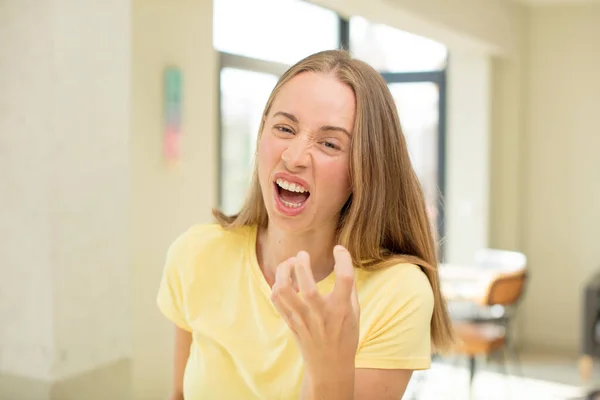 Pretty Blond Woman Looking Angry Annoyed Frustrated Screaming Wtf Whats — Stock Photo, Image