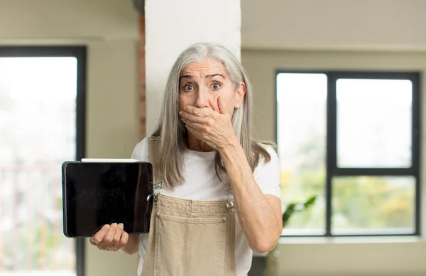 Довольно Пожилая Женщина Прикрывающая Рот Рукой Шокирующая Удивляющая Сенсорным Экраном — стоковое фото