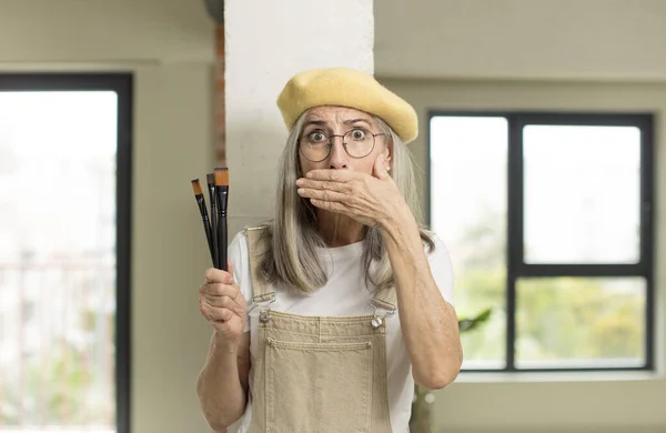 Mulher Muito Sênior Cobrindo Boca Com Uma Mão Expressão Chocado — Fotografia de Stock