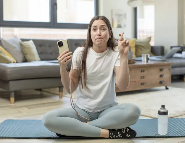 Ung Smuk Kvinde Krydser Fingre Håber Held Lykke Yoga Koncept - Stock-foto