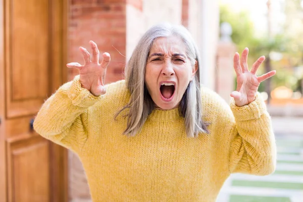 シニア引退したかなり白い髪の女性はパニックや怒りに叫び ショックを受け 恐ろしくなったり怒ったり 頭の隣に手を置いた — ストック写真