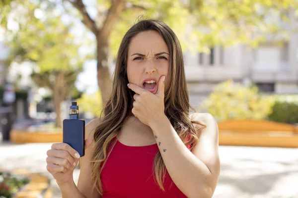 Pretty Woman Mouth Eyes Wide Open Hand Chin Vaper Concept — Stock Photo, Image