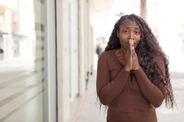 Afro Jolie Femme Noire Sentant Inquiète Pleine Espoir Religieuse Priant — Photo