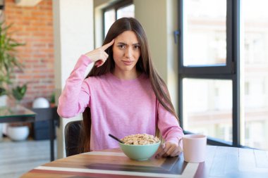 Şaşırmış görünüyor, yeni bir düşünce, fikir ya da konseptin farkına varıyor. kahvaltı kavramı