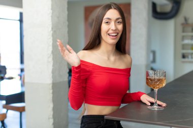 İnanılmaz bir şey karşısında mutlu ve şaşkın hissediyorum. Kokteyl kavramı