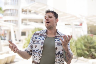 Yakışıklı adam opera yapıyor ya da konserde şarkı söylüyor. Romantik, sanatsal ve tutkulu hissediyor.