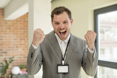 Şok oldum, güldüm ve başarıyı kutladım. İş adamı konsepti