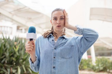 Son derece şaşkın ve şaşırmış hissediyorum. Bir mikrofon konseptine sahip sunucu