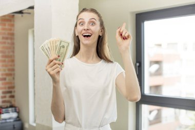 Bir fikri fark ettikten sonra mutlu ve heyecanlı bir dahi gibi hissediyorum. Dolar banknotları konsepti