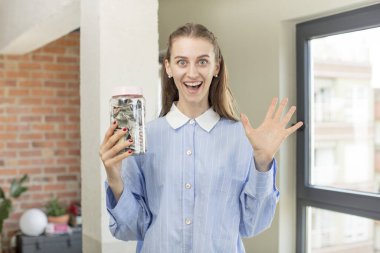 İnanılmaz bir şey karşısında mutlu ve şaşkın hissediyorum. Dolar banknotları konsepti