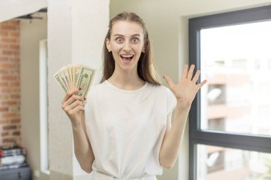 İnanılmaz bir şey karşısında mutlu ve şaşkın hissediyorum. Dolar banknotları konsepti