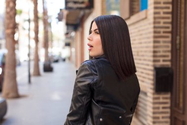 Profil görünümünde genç ve güzel bir kadın ilerideki boşluğu kopyalamaya çalışıyor, düşünüyor, hayal ediyor ya da hayal kuruyor.