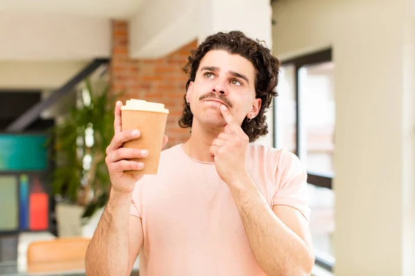 Jonge Knappe Man Met Een Hete Koffie Drinken Thuis Interieur — Stockfoto